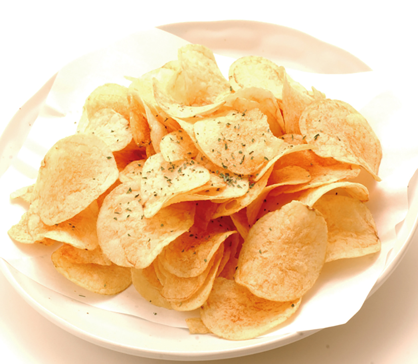 白い皿に盛り付けられたポテトチップス